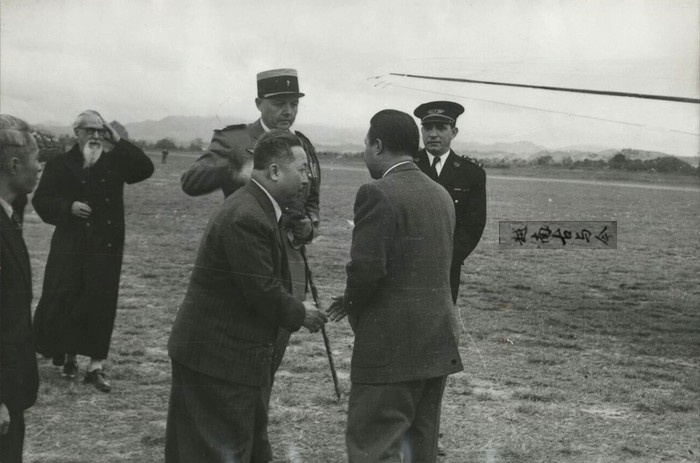 1950年越南保大皇帝视察谅山，民众纷纷前来目睹这位末代天子