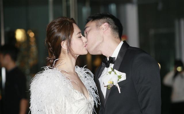 袁詠儀和張智霖現身阿嬌婚禮，接受採訪稱阿嬌「很快會有寶寶了」 娛樂 第3張