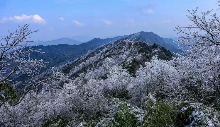 从宜宾出发,途经高县,进入筠连县镜内,经巡司镇进入雪山镇,开车约半