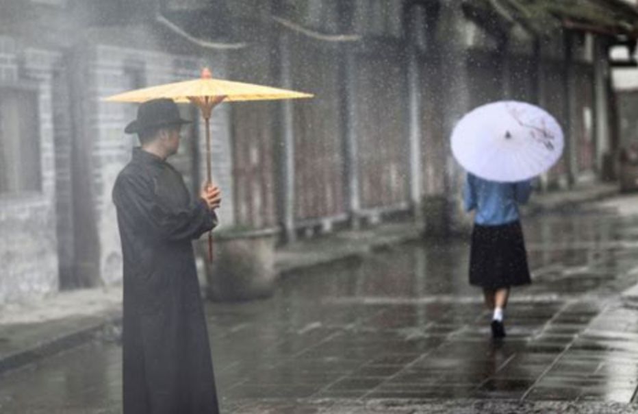 论意境,《青花瓷》仿若一幅烟雨朦胧的江南水墨.