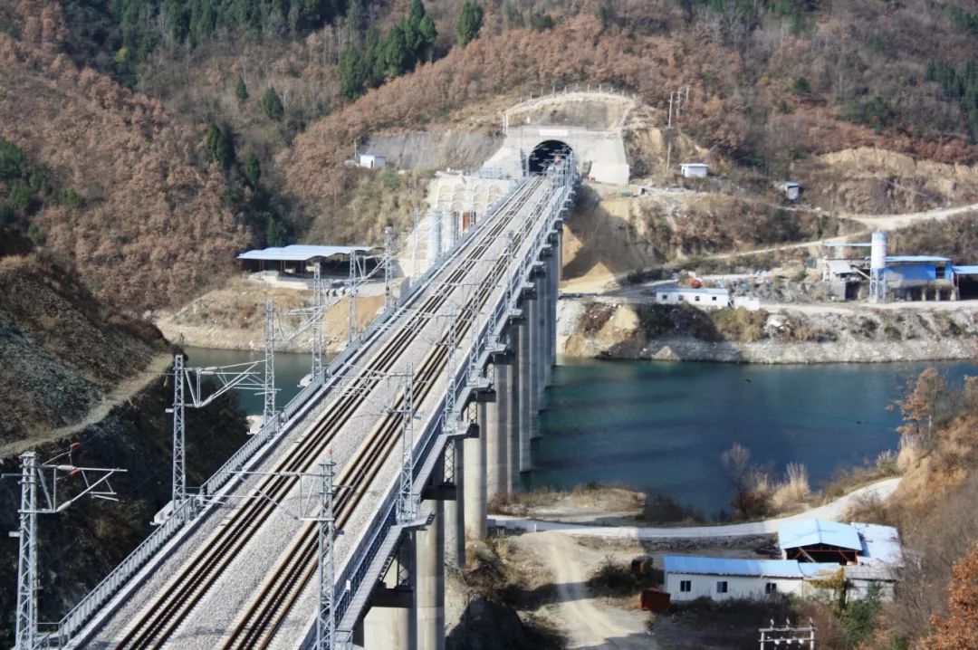 兰渝铁路历时8年终建成通车.