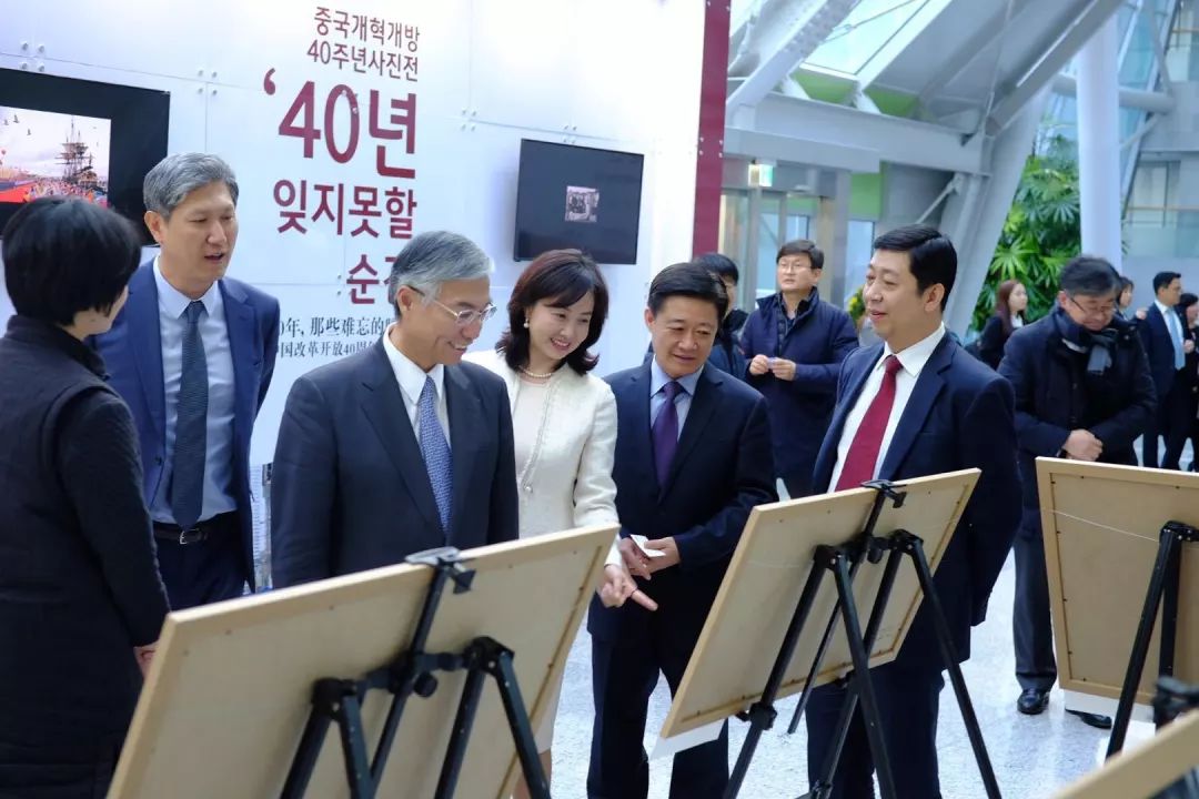 "40年,那些难忘的瞬间——中国改革开放40周年图片展"在韩国国会议员