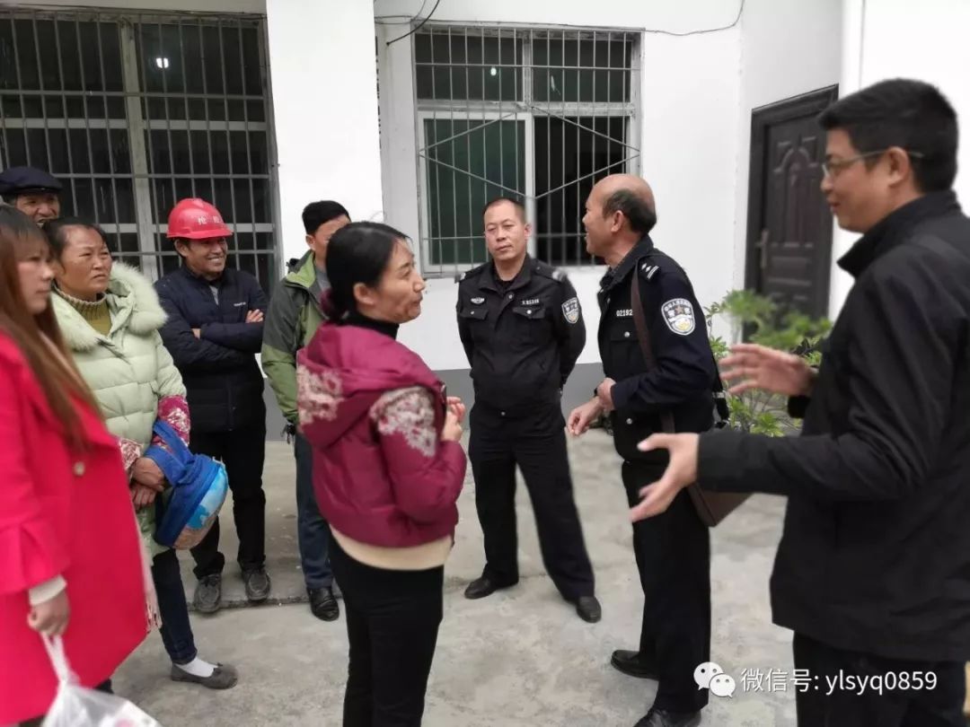 杨显琴家人感谢派出所民警民警和杨显琴的丈夫赖富云进行交流杨显琴与