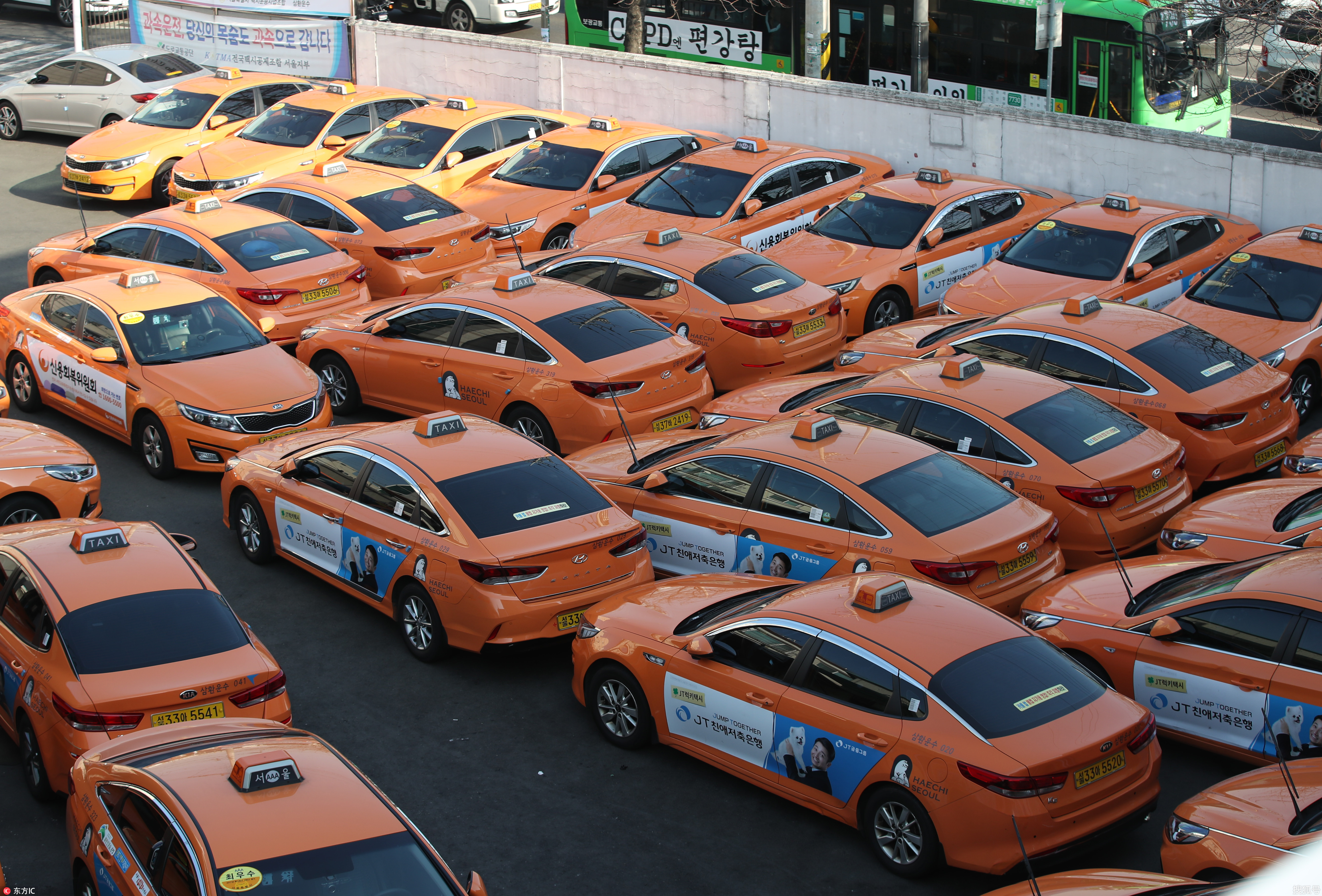 韩国10万出租车司机罢工抗议拼车软件 急疯上班族