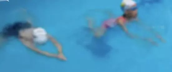 下是一个小孩,出于本能意识,陶晓峰女士迅速潜水并将溺水女孩拉出水面
