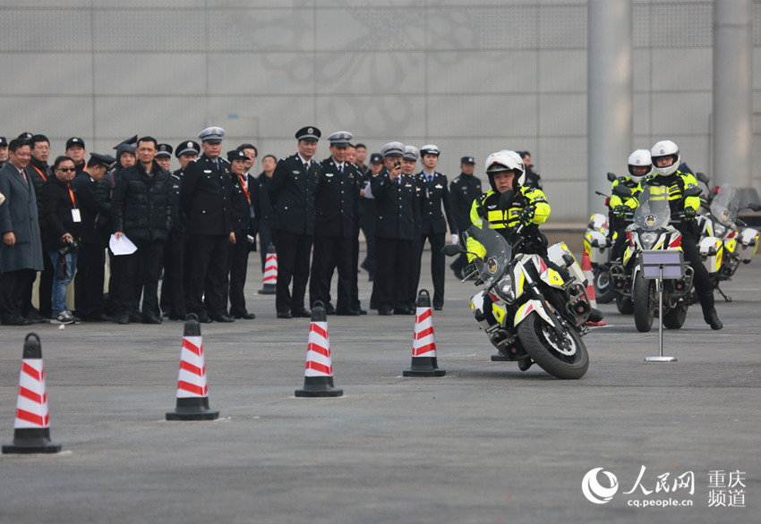 12月20日,重庆"渝警骁骑"大比武,用摩托车演绎新型交通警务模式.