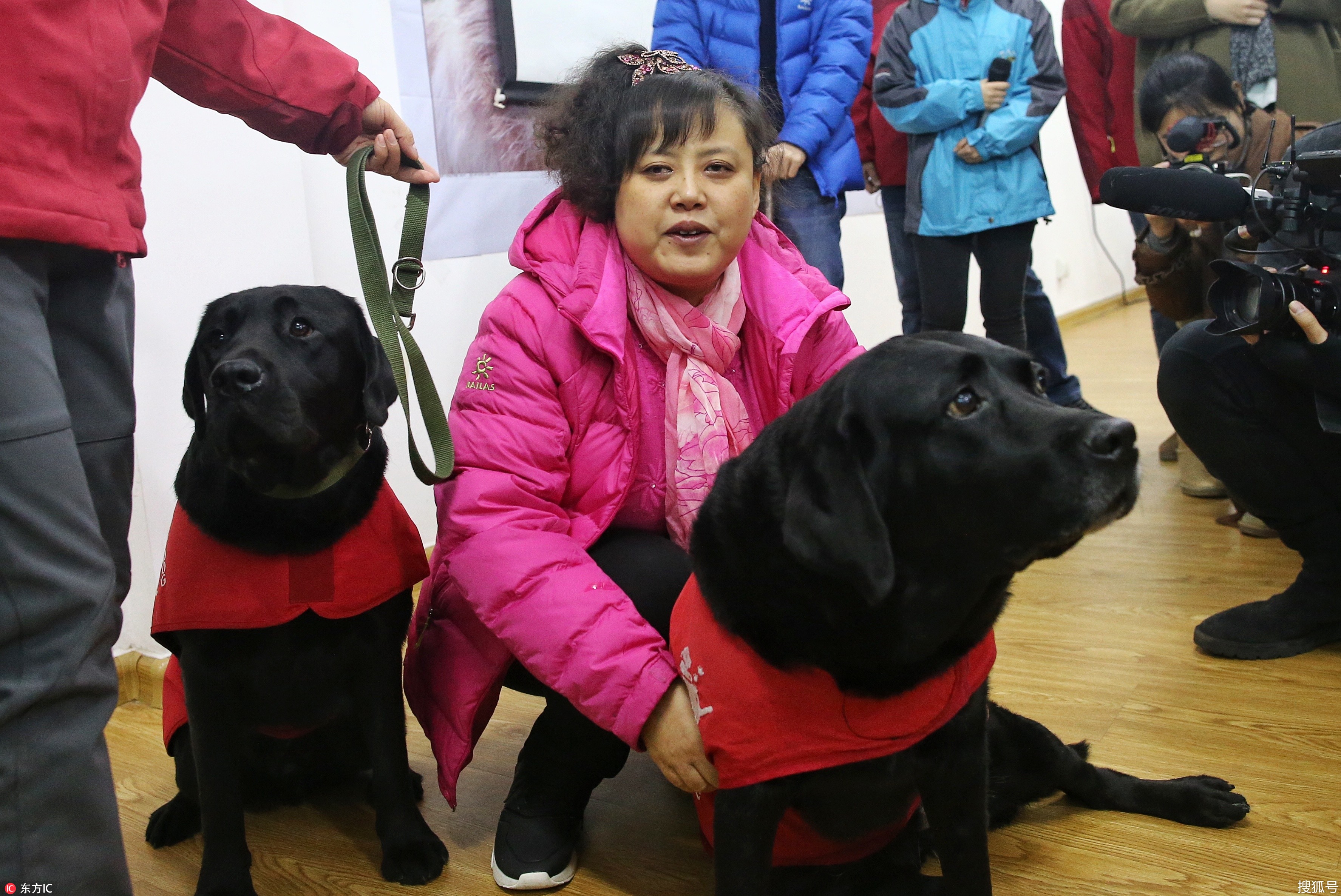 图为陈燕抱着导盲犬珍妮 导盲犬珍妮离开她服役了8年的盲人妈妈陈燕