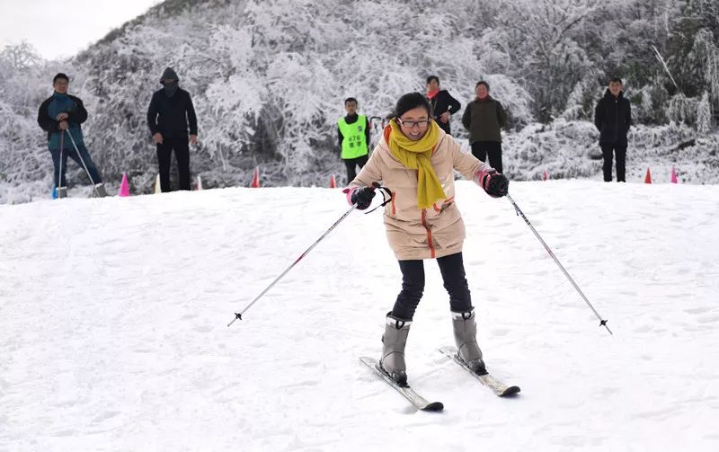 获得刺激体验你可以做这些——在大娄山滑雪场,大娄山滑雪场位于遵义