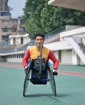凭借顽强的毅力和积极向上的精神,18岁那年,卢洪海成为一名残疾人
