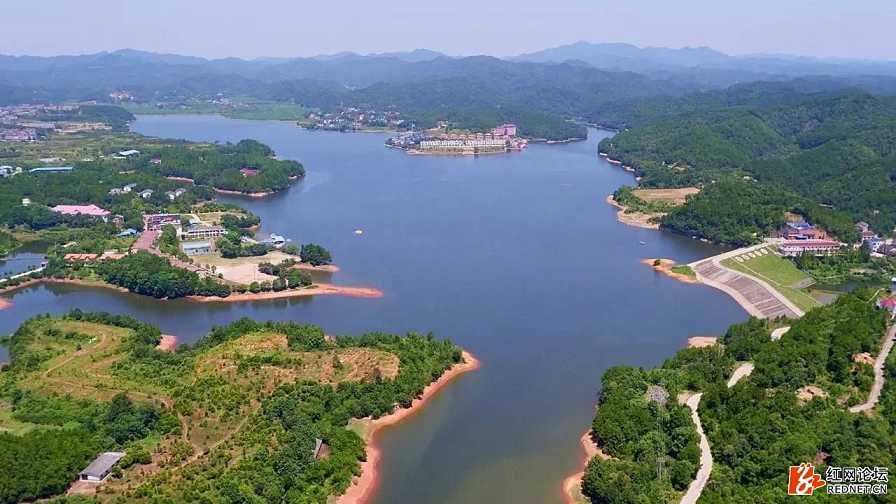 浏阳赤马湖,是全国首批运动休闲特色小镇试点单位.