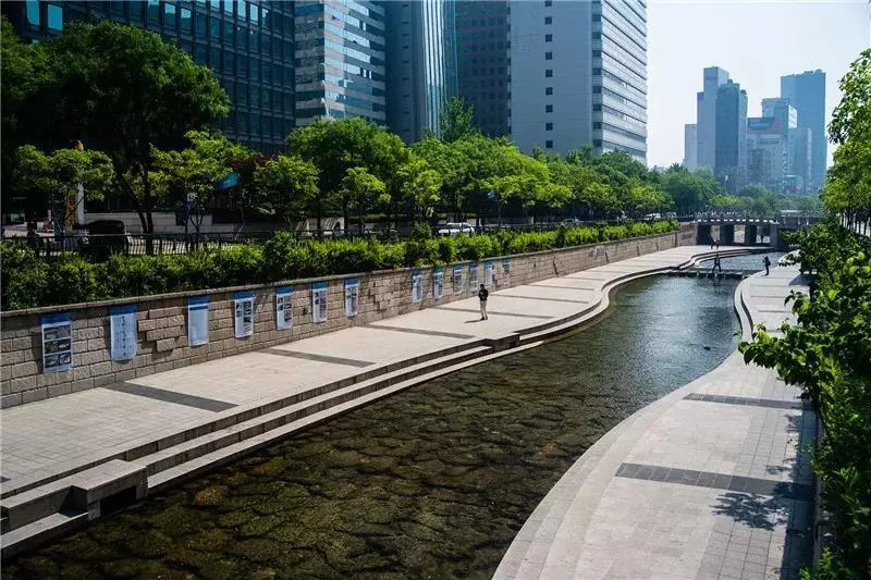 河道两岸铺砌多个层次的亲水平台,步行道贴近水面,以达到亲水的目的