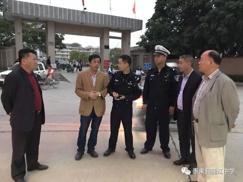 揭阳某中学门口出现社会青年飙车,交警出动进行拦截.