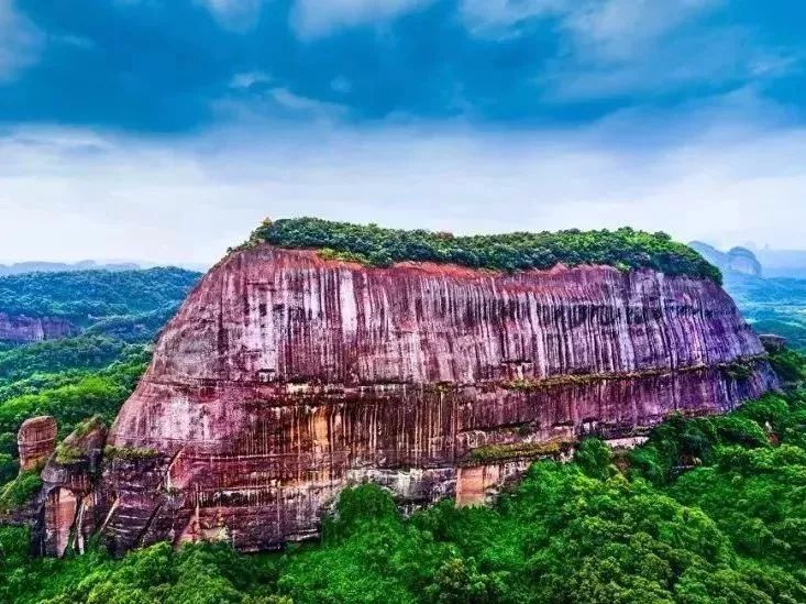 韶关的旅游资源相当丰富,其中就有以丹霞地貌而闻名的 丹霞山旅游风景