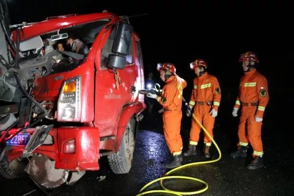 弥渡消防急救祥临公路车祸被困人员