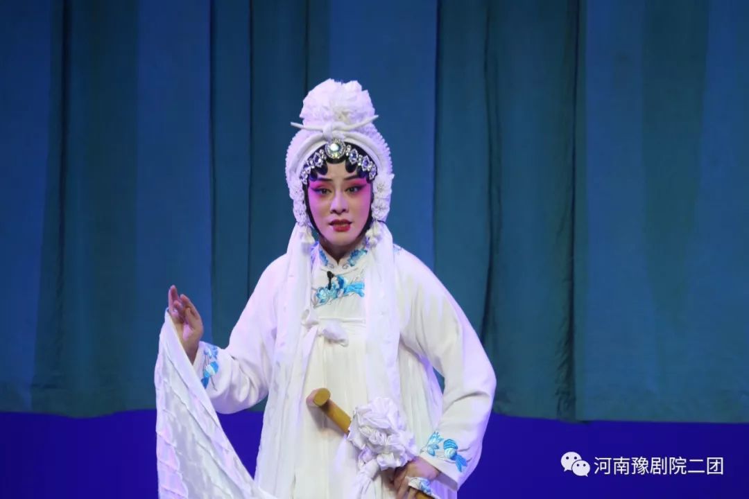 国家二级演员,阎派再传弟子李向锋饰演胡凤莲优秀青年演员陈坤锋饰演