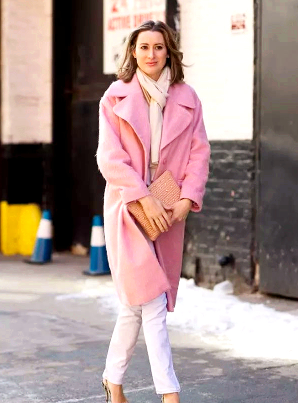 冬季想彰显个性?pick粉色大衣,穿上就能表现出甜美感