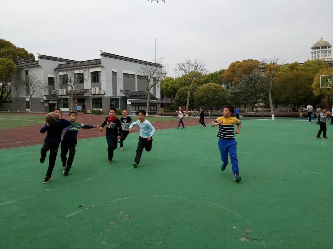 在2018年松江区学生"阳光体育节"暑期五对五篮球联赛中,队员们再接再