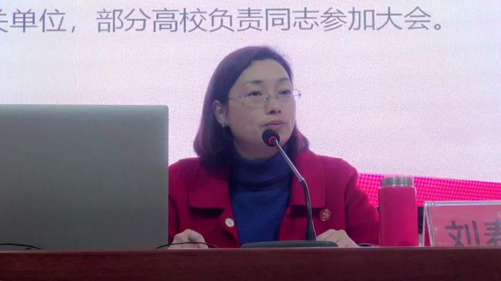 我县举行学习贯彻全国教育大会精神宣讲报告会_刘春芳