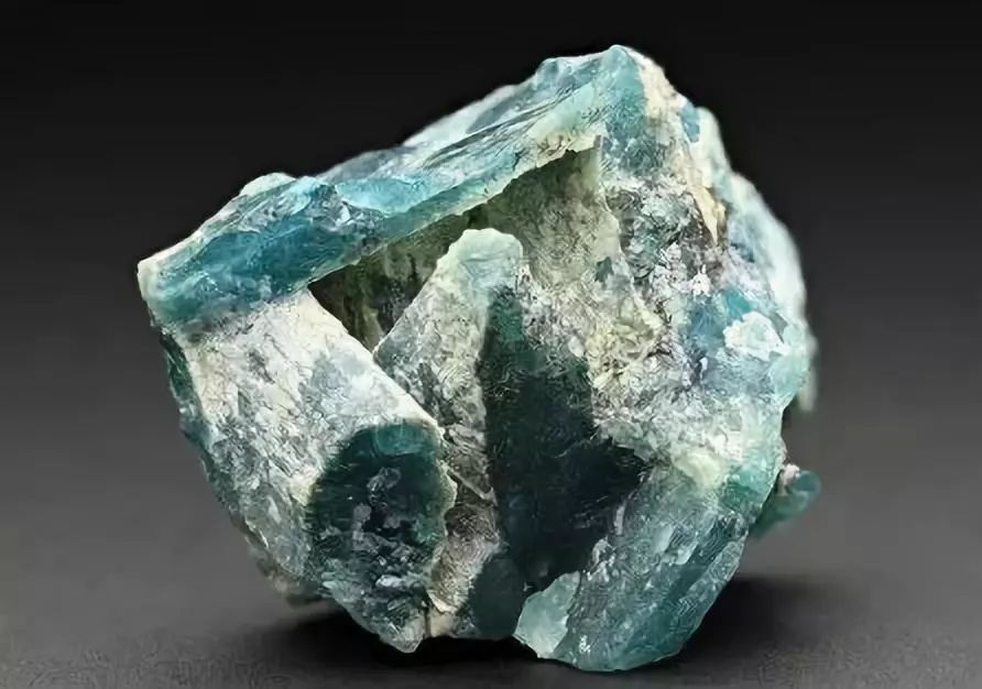 硅硼镁铝石的颜色呈蓝绿→绿→无色状,它的年纪比阿霍石大一些~1902年