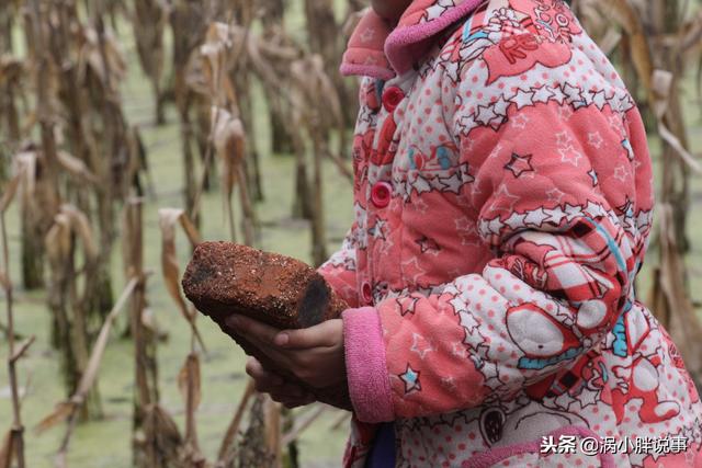 农村10岁小女孩超越同龄人,搬砖,拎水泥,只为减轻爷爷