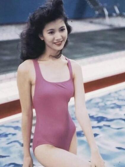 袁咏仪18岁无p图泳装照流出 长卷发的她简直美翻天