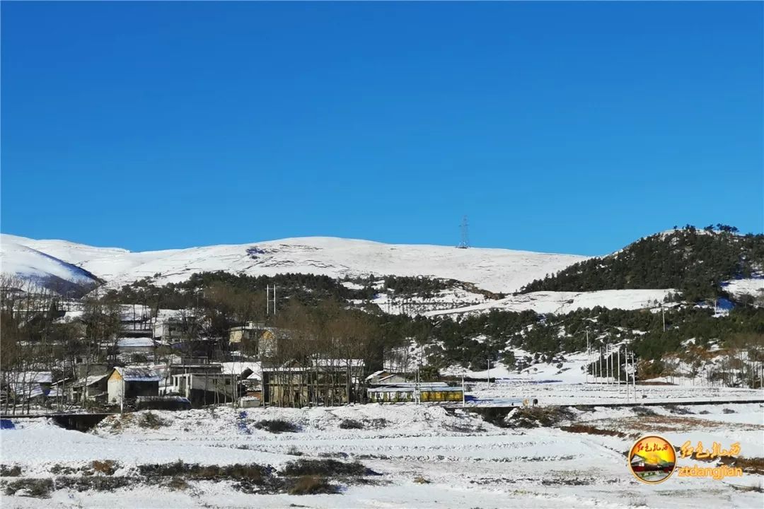 大山包雪景 12月19日晚,昭通大山包大雪纷飞,地上迅速堆起雪来!