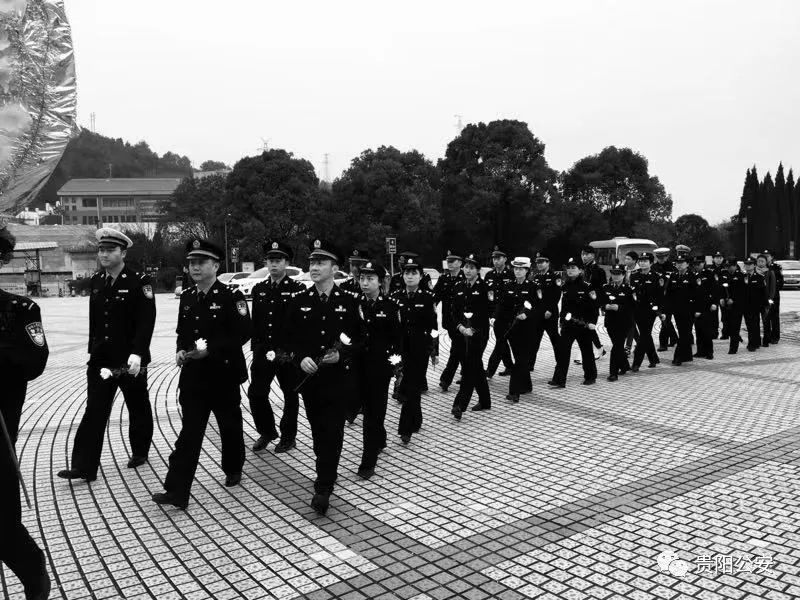 但头上的警徽让你有了责任 你以生命的为代价 用热血染红了警服 谱写