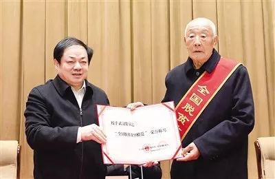 【脱贫攻坚】蓝标河,武汉鼎被授予"全国脱贫攻坚模范"