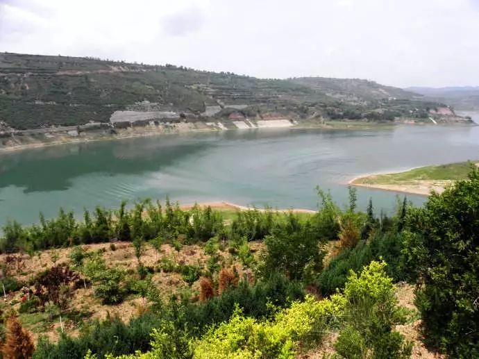 当清澈的马栏河水欢快地流向桃曲坡水库时,铜川老城区从此告别了水荒.