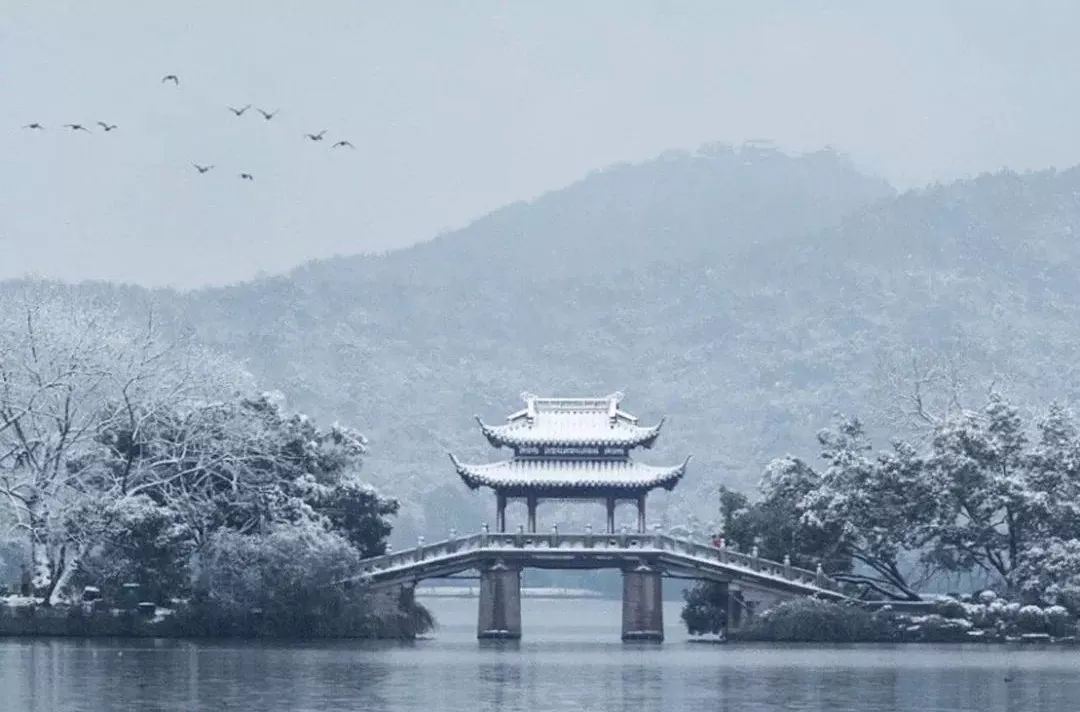 资讯中心 > 正文  湖心亭看雪 崇祯五年十二月,余住西湖.