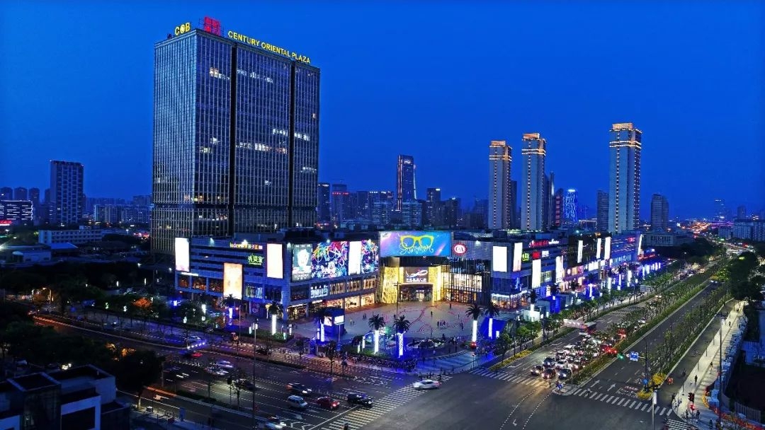 世纪东方广场是宁波老牌子的商业广场,甬城时尚消费者 日常购物,休闲