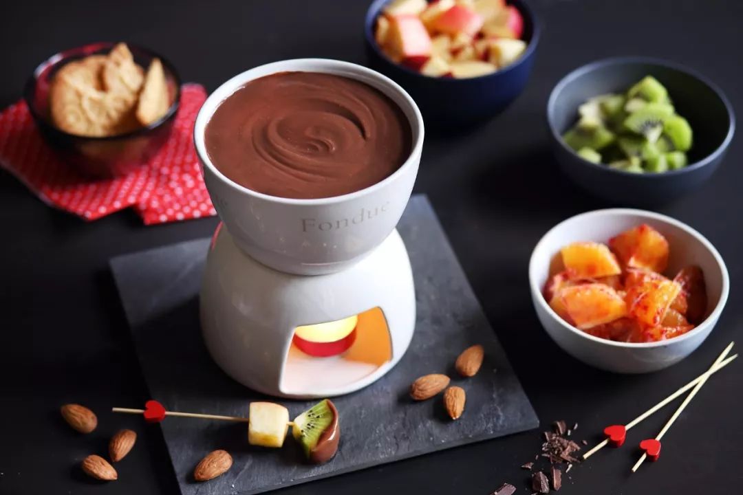 巧克力火锅 chocolate fondue】看到这裹着瑞士奶酪和法式面包的