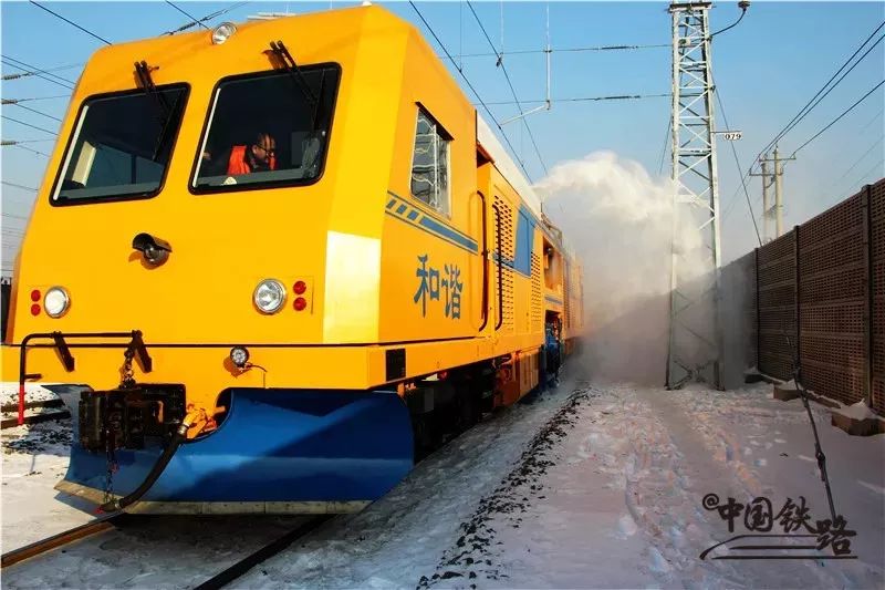 快跑小心被这火车溅一身雪
