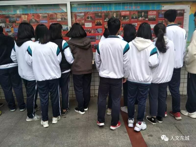龙岩四中学生在宣传栏前观看改革开放40年挂图