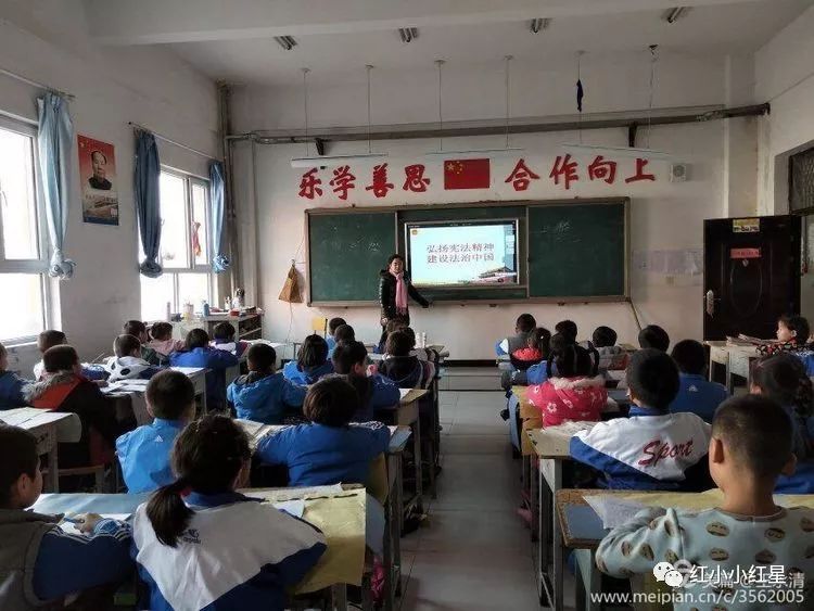 宪法在身边时刻伴随你我他新疆喀什叶城县红军小学第五个国家宪法宣传