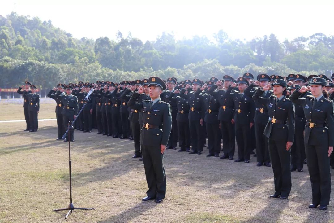 第74集团军某新训团举行新兵入伍宣誓暨授衔仪式