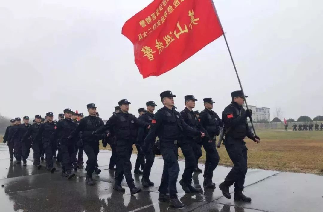 接上级通知,英山县公安局巡特警负责人蔡晓同志带领30余名队员整理