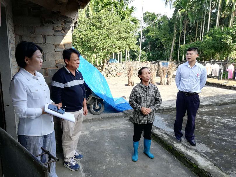 在黄思村委会检查了相关资料后,潘副市长来到了脱贫户王裕樊,符玉新