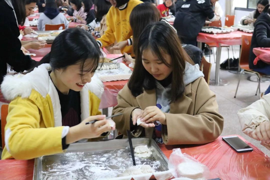 大家一起包饺子