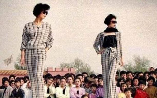 80年代老照片:穿紧身裤的模特,发廊门口"风尘女子"表情销魂