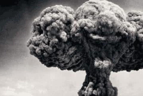 原子弹爆炸时，跳进水里能保命吗？日本的幸存者告诉你答案