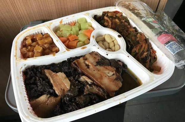 高鐵上的土豪盒飯，每一口都是錢啊，網友：貧窮限制想像！ 旅行 第2張