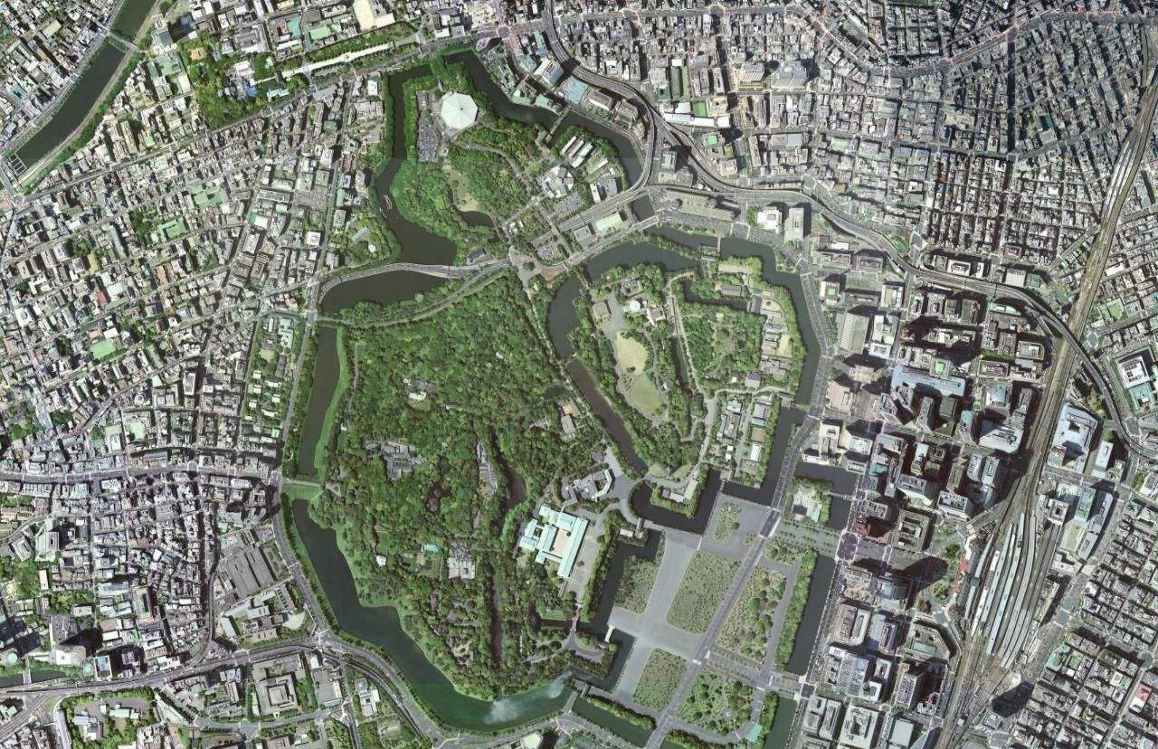 现代日本皇宫的俯瞰图