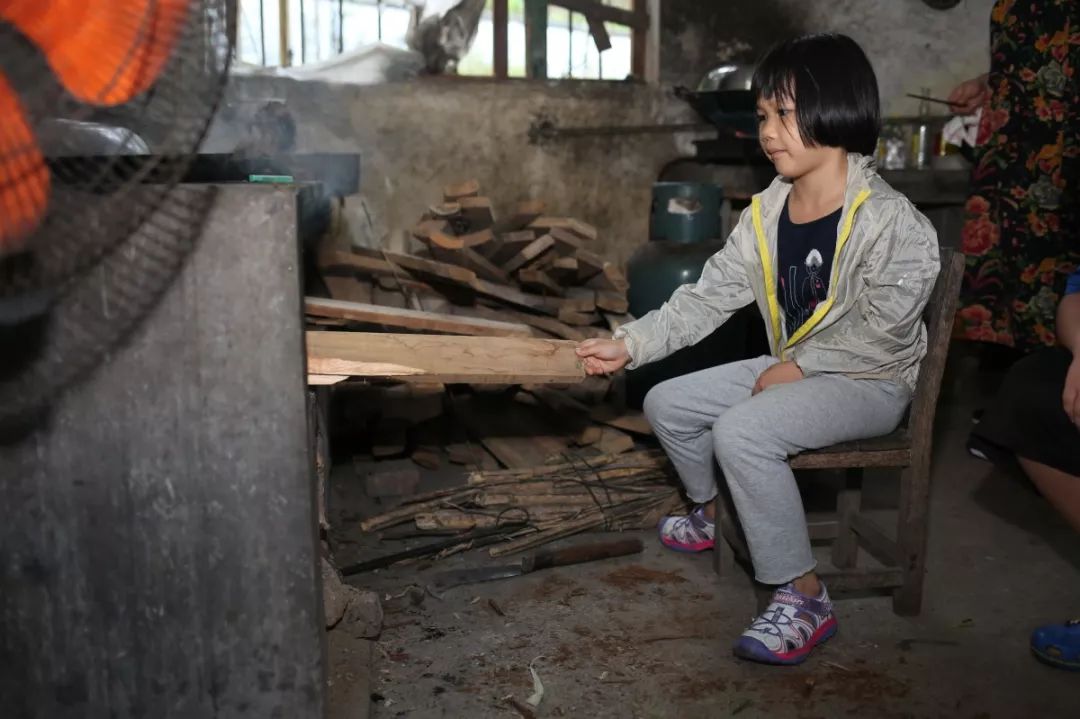 走到他们的家庭里了解情况的时候,发现有些小孩从小缺乏完整家庭培养