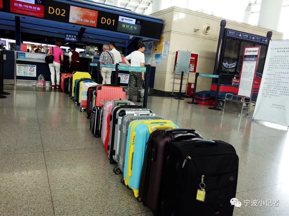 乘飞机托运行李时,排列有序的行李箱