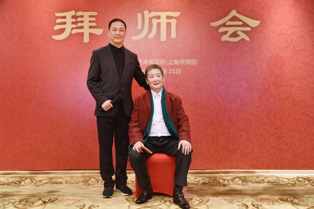 上海评弹团七四届著名演员倪迎春收青年演员解燕为徒.