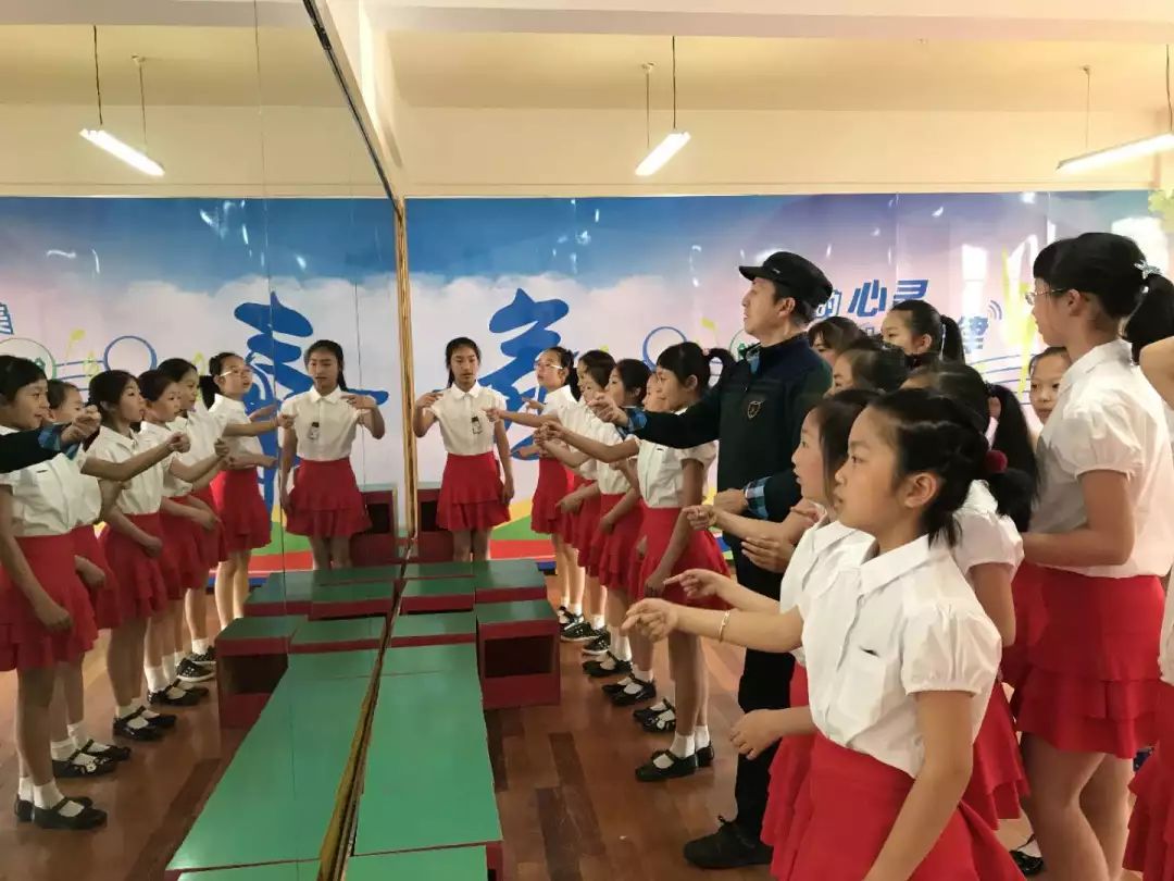 有爱!小学生学习手语舞蹈:我们想和聋哑小朋友做朋友!