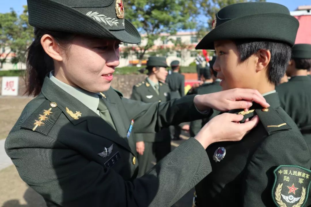 女兵连指导员为新兵授衔