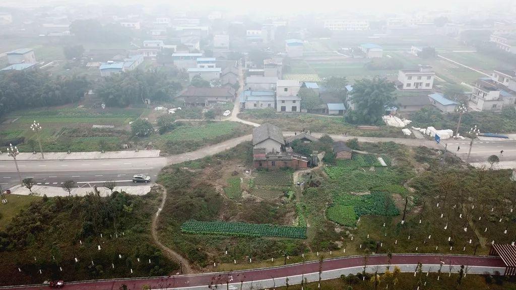 环岛路地处涉及玉津镇和风村,瑞雪村,道路的建成,改善了周边村民的