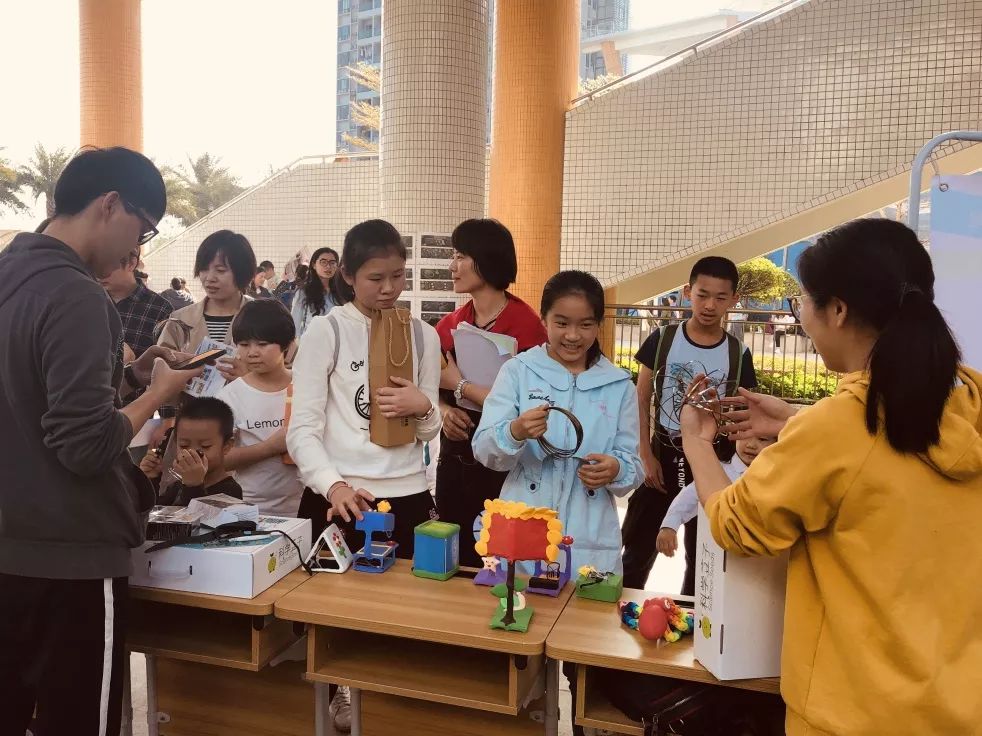 小小发明家科学创意展,展示了科学豆子参加科技竞赛的作品,科学老师和